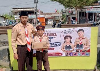 Pramuka Peduli Kwarran Cilongok Bagikan Sepatu Gratis bagi Adik-Adik Pramuka