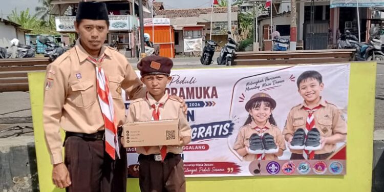 Pramuka Peduli Kwarran Cilongok Bagikan Sepatu Gratis bagi Adik-Adik Pramuka