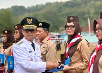 Enam Pembina Pramuka Kwarran Purwojati Terima Lencana Pancawarsa pada Upacara HUT ke-81 Kemerdekaan RI