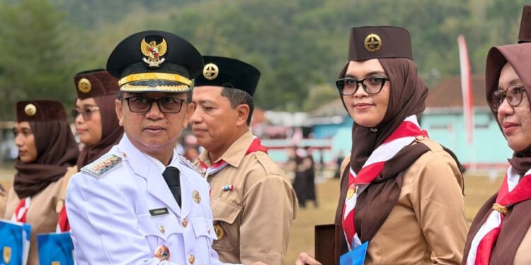 Enam Pembina Pramuka Kwarran Purwojati Terima Lencana Pancawarsa pada Upacara HUT ke-81 Kemerdekaan RI