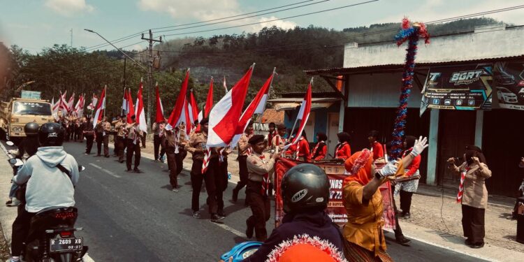 Semangat Tak Pernah Padam, Pramuka Purwojati Beri Dukungan untuk Kontingen Estafet Tunas Kelapa