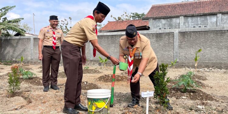 Simbol Persaudaraan Lintas Wilayah, Kwarda Jateng Bersama Kwarcab Banyumas dan Cilacap Tanam Pohon Bersama