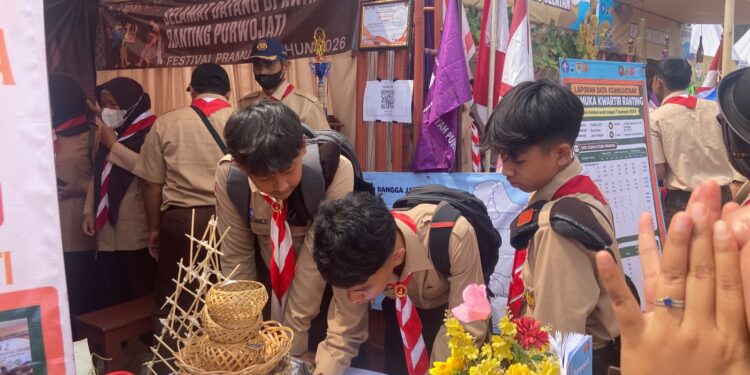 Pangkalan MTs Ma’arif NU 1 Purwojati Kunjungi Stand Kwarran Purwojati