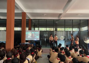 SMK Negeri 1 Purwojati Asah Kreativitas Pramuka Penegak melalui Presentasi Video pada Jumat Rutin