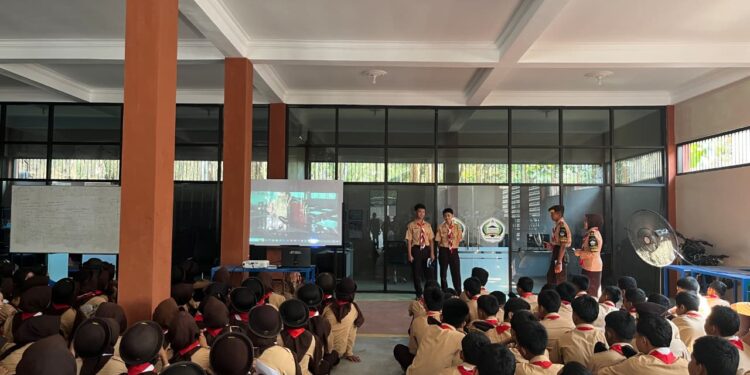 SMK Negeri 1 Purwojati Asah Kreativitas Pramuka Penegak melalui Presentasi Video pada Jumat Rutin