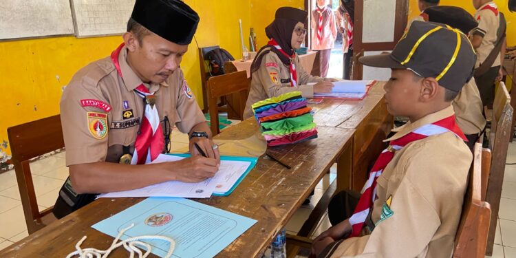 Kwarcab Banyumas Turun Langsung Nilai Sampel Calon Pramuka Garuda di Kwarran Purwojati